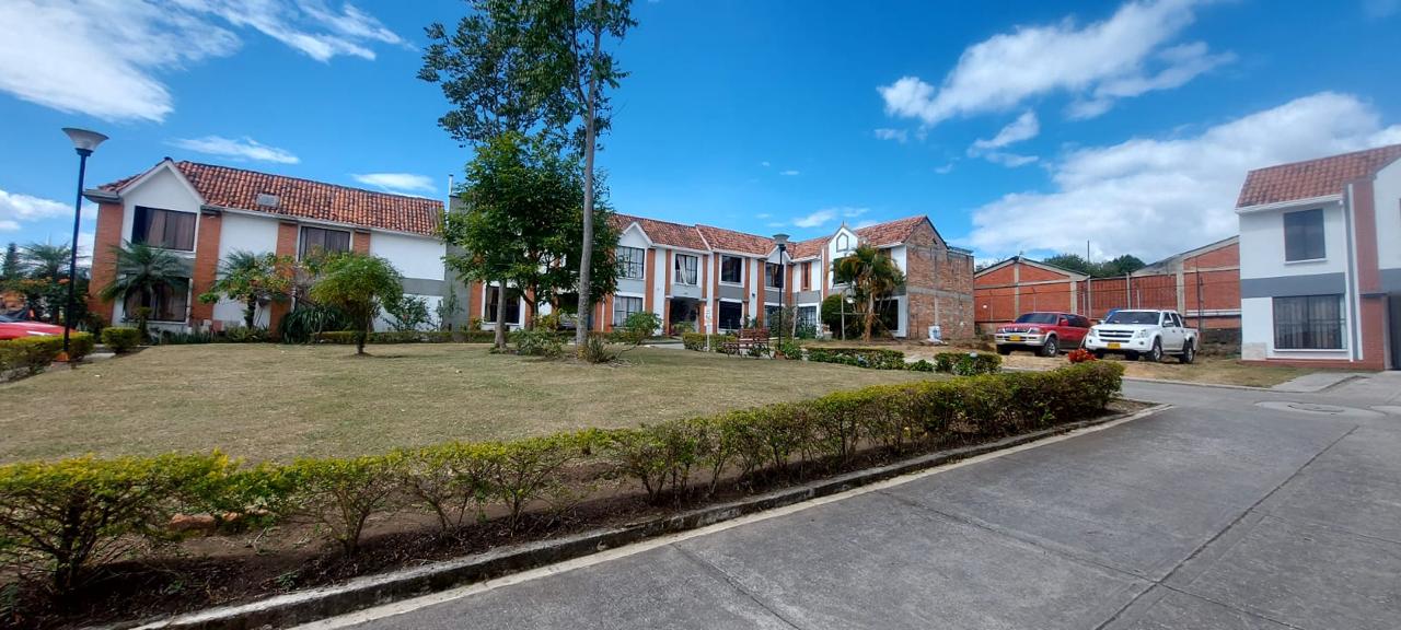 VENDO LINDA CASA EN EL CONJUNTO CERRADO PLAZUELAS DE LA HACIENDA