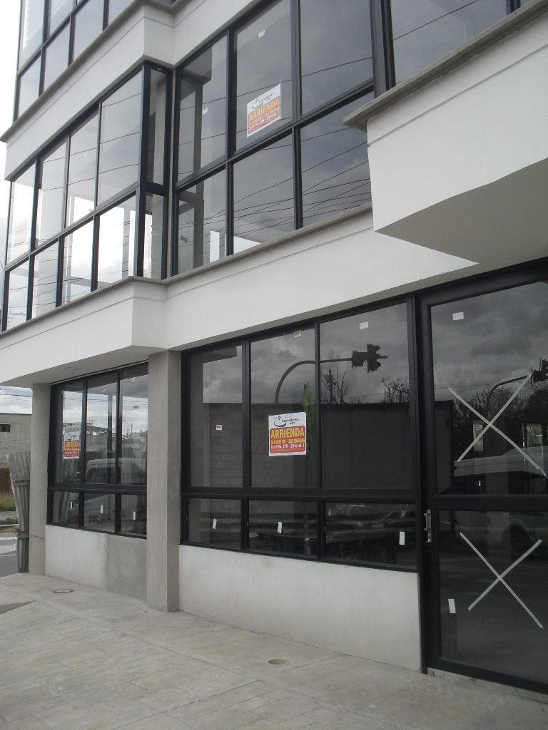 ARRIENDO EXCELENTE LOCAL COMERCIAL SOBRE LA AUTOPISTA NORTE FRENTE AL CENTRO COMERCIAL CAMPANARIO.