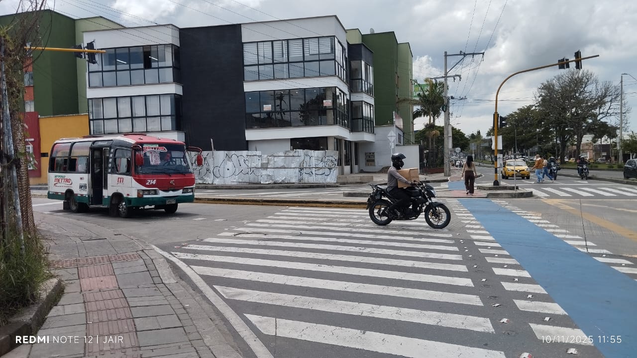 ARRIENDO EXCELENTE LOCAL COMERCIAL SOBRE LA AUTOPISTA NORTE FRENTE AL CENTRO COMERCIAL CAMPANARIO