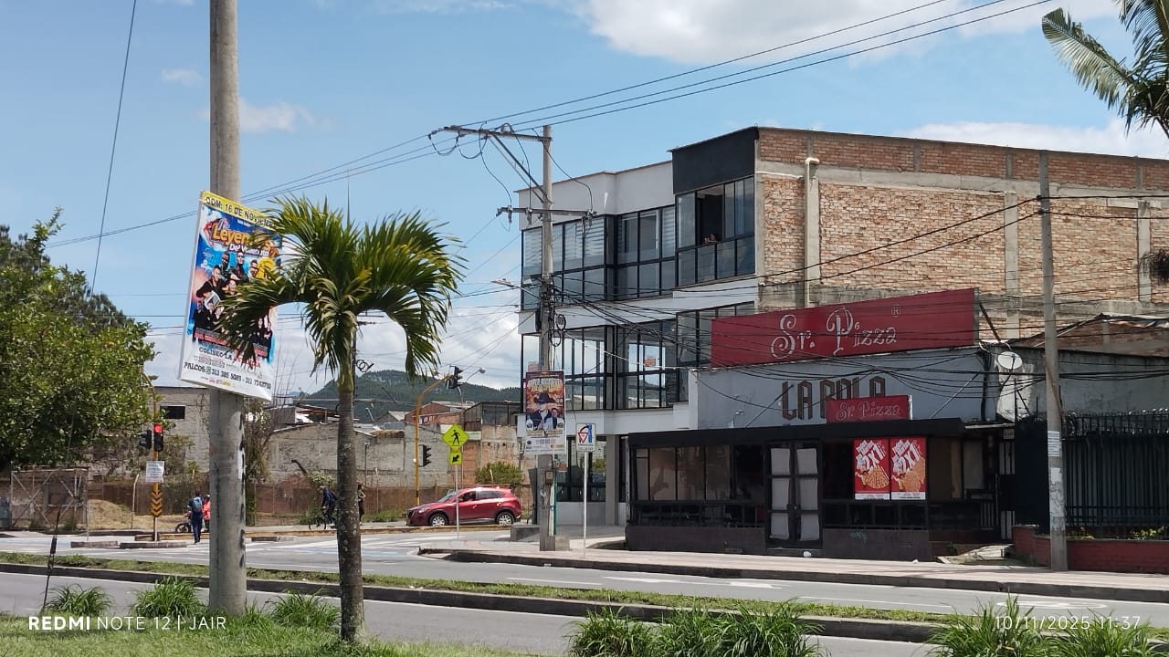 ARRIENDO EXCELENTE LOCAL COMERCIAL SOBRE LA AUTOPISTA NORTE FRENTE AL CENTRO COMERCIAL CAMPANARIO.