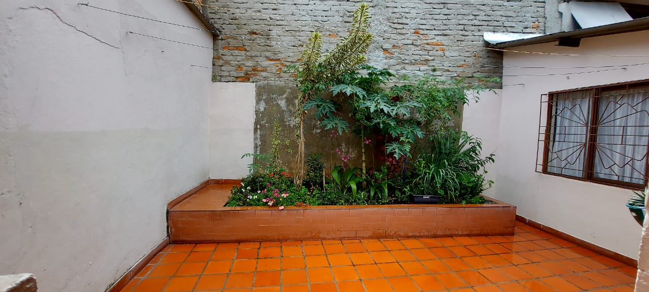 VENDO EXCELENTE CASA BIFAMILIAR EN EL BARRIO CADILLAL