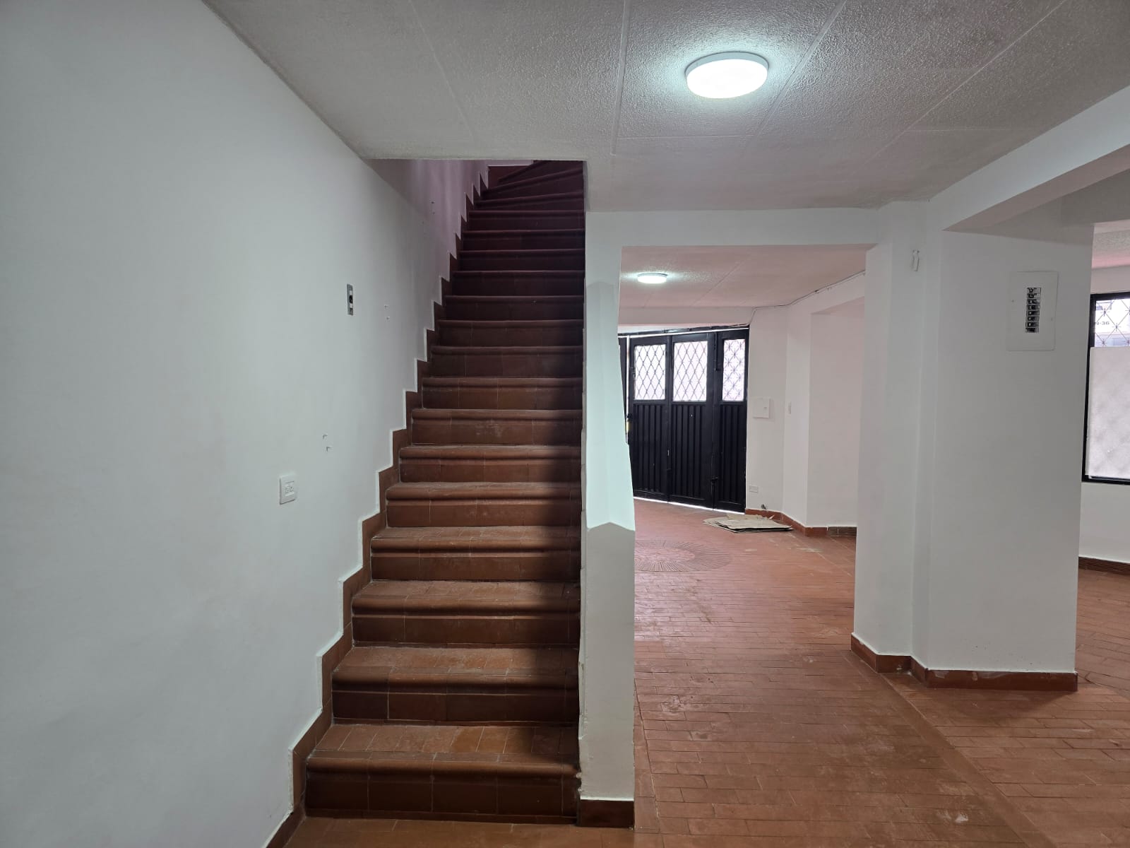 ARRIENDO PROPIEDAD COMERCIAL DE TRES PISOS CERCA AL COLEGIO CHAMPAGNAT