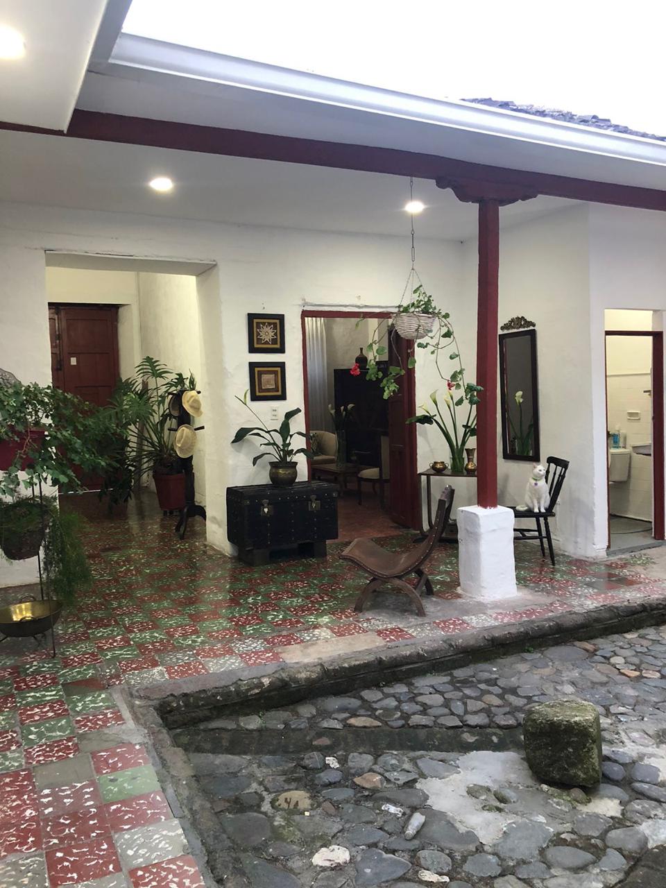 VENDO EXCELENTE CASA SECTOR MONASTERIO