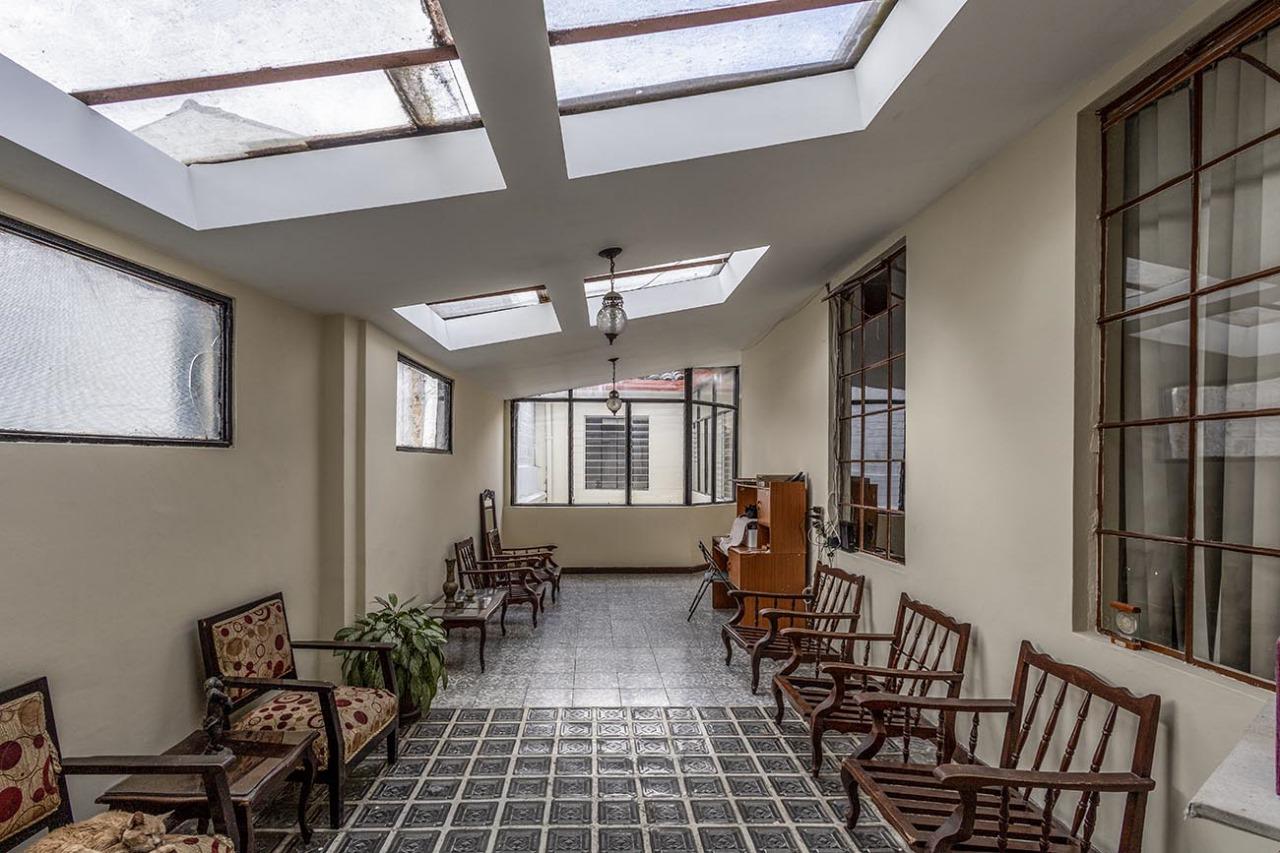 VENDO EXCELENTE CASA CENTRAL DE DOS PÍSOS, SECTOR LA ERMITA