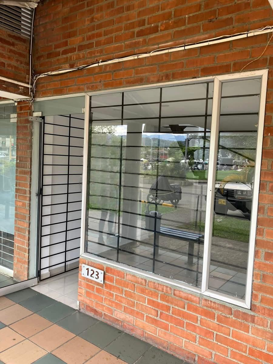 ARRIENDO LOCAL EN EL CENTRO COMERCIAL FERROCARRIL DE DOS PISOS