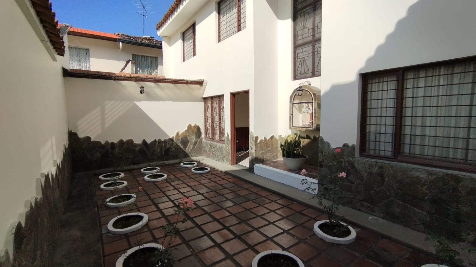 ARRIENDO EXCELENTE CASA EN EL BARRIO EL RECUERDO PARA USO COMERCIAL O VIVIENDA