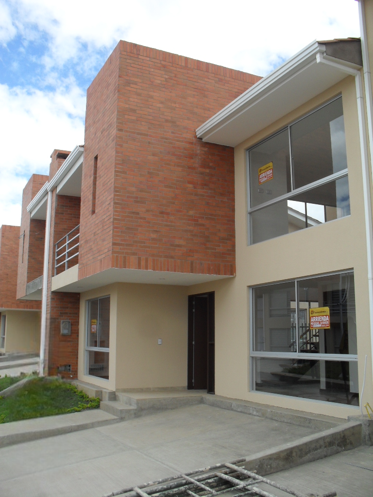 ARRIENDO EXCELENTE CASA GRANDE EN EL CONJUNTO CERRADO VALLERROBLEDO.
