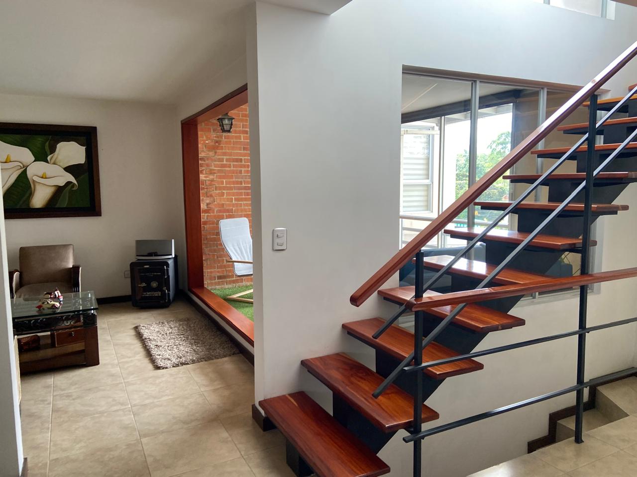 VENDO LINDA CASA GRANDE Y AMPLIADA EN EL CONJUNTO CERRADO VALLEROBLEDO, SECTOR GENAGRA.