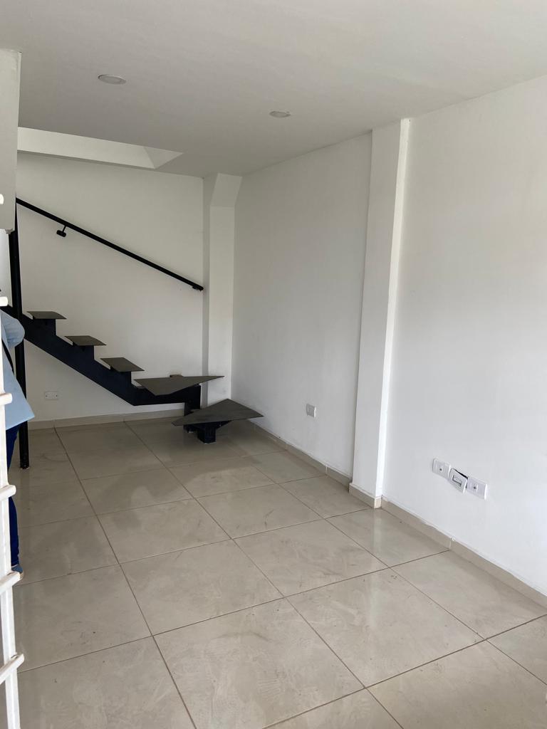 ARRIENDO LOCAL EN LA PLAZA DEL FERROCARRIL DE DOS PISOS