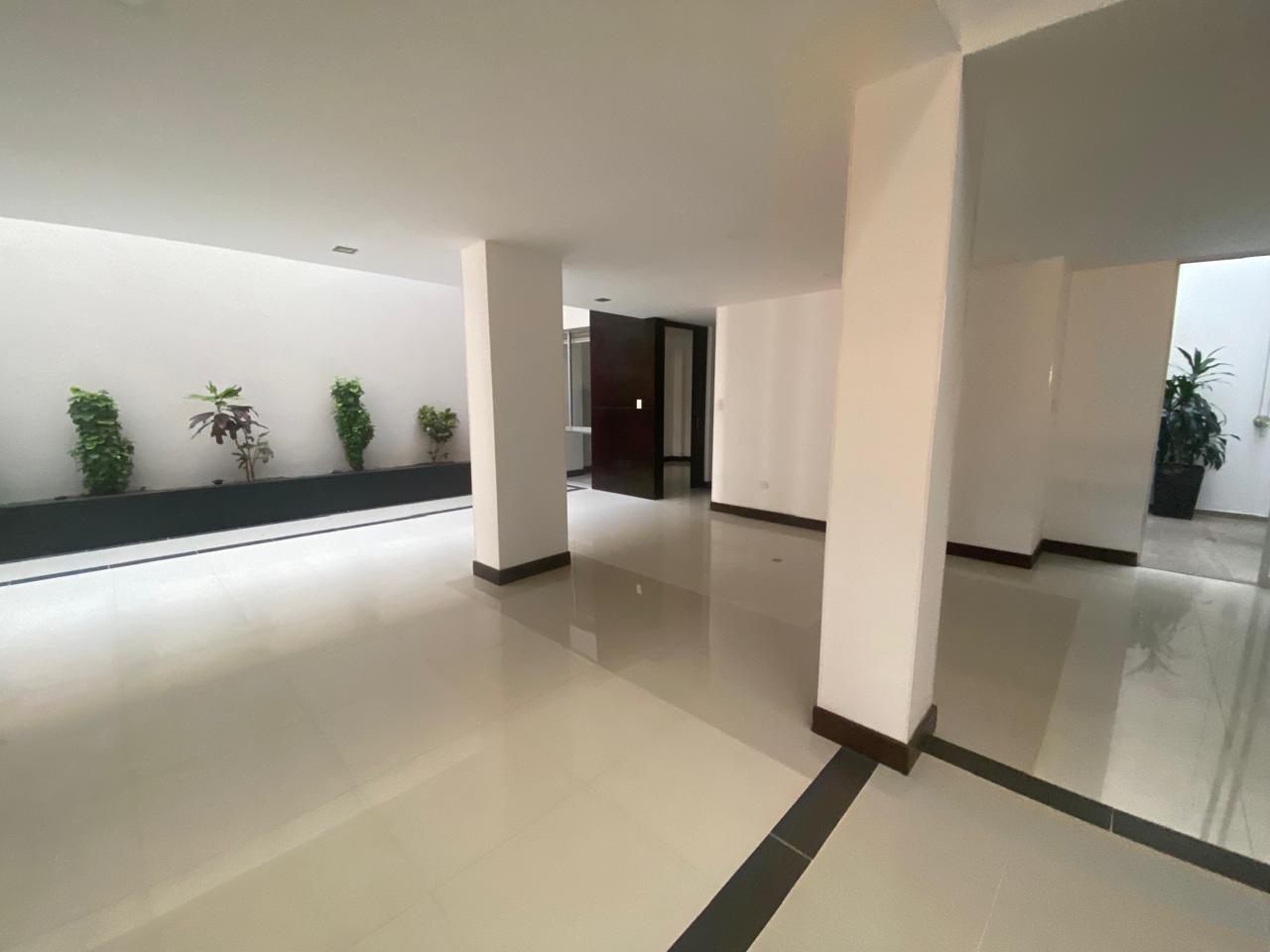 ARRIENDO INMUEBLE DE DOS NIVELES ADECUADO PARA USO COMERCIAL AL NORTE DE LA CIUDAD.