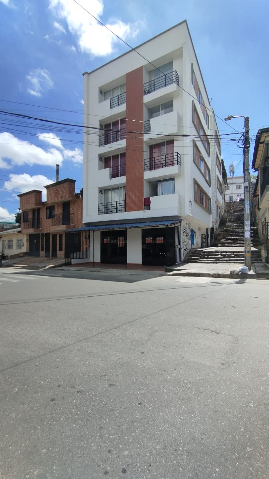 ARRIENDO EXCELENTES LOCALES CON ESPACIOS AMPLIOS CON GRAN POTENCIAL COMERCIAL EN EL BARRIO LOMAS DE GRANADA DE POPAYAN.