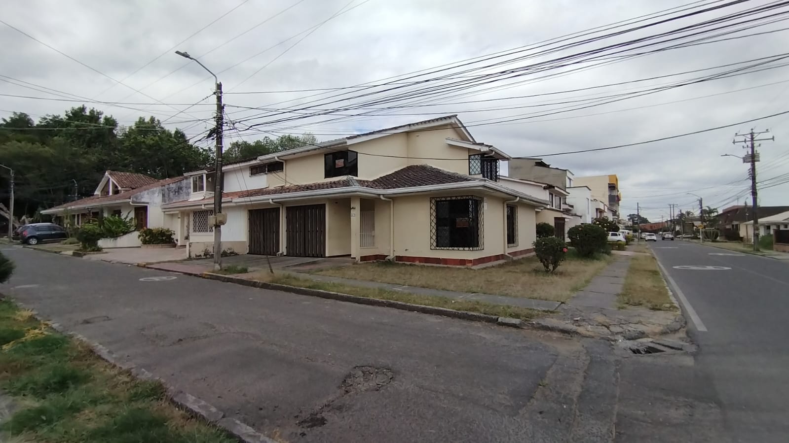 ARRIENDO EXCELENTE CASA ESQUINERA EN EL BARRIO CAMPAMENTO